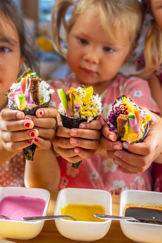Děti drží temaki kornouty, sestava Sushi s dětmi