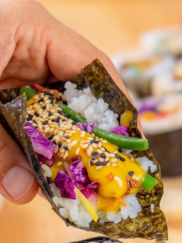 Sushi taco držené v ruce