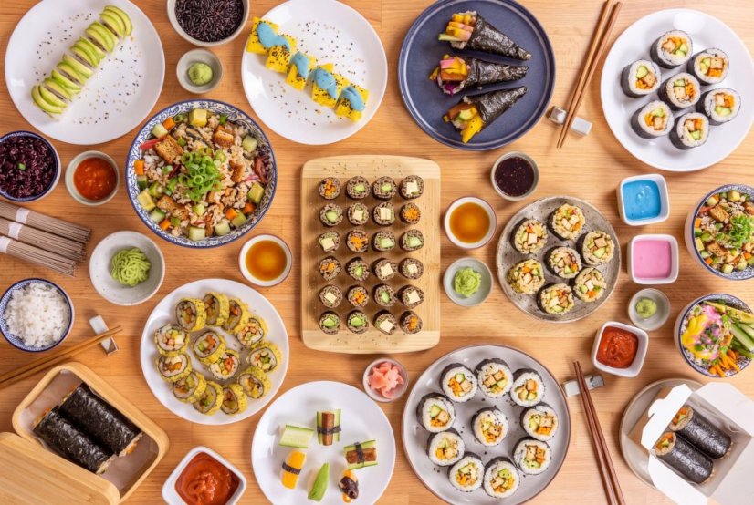 Prostřený stůl plný sushi bez ryb a omáček