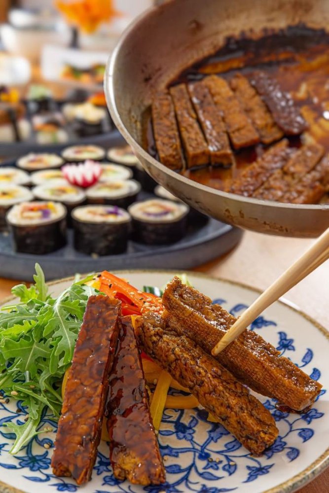 Fritovaný a glazovaný tempeh a tofu